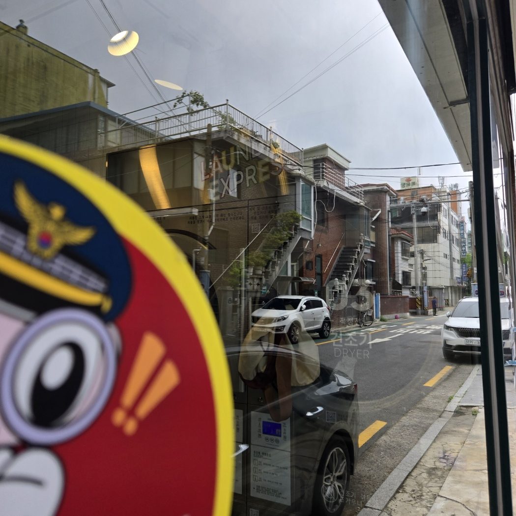 청소 후 출입문 옆 유리