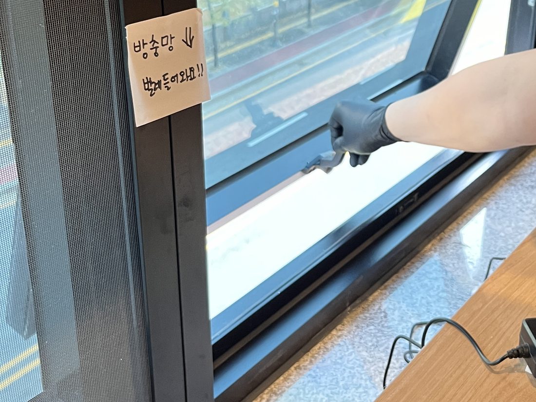 창문부터 열어 환기해요