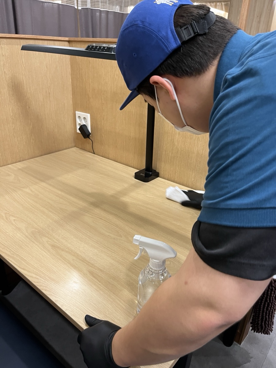 크루가 스터디카페 책상을 닦는 모습